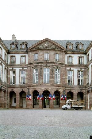 File:Racing Club de Strasbourg Alsace réception Hôtel de Ville 3 juin 2013  01.jpg - Wikimedia Commons